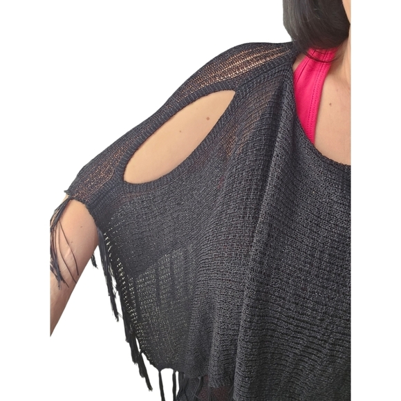 Draper's & Damon's cold shoulder fringe top. Size M - Picture 3 of 8